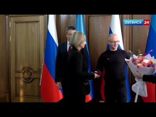 По распоряжению Президента Владимира Путина в Луганске наградили представителей сферы связи и педагогов Республики