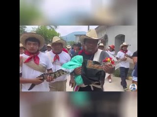 “Необычный ритуал: мэр мексиканской деревни женится на крокодиле ради дождя“.