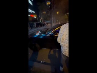 В Москве молодой человек чуть не уничтожил свой Mercedes, пытаясь произвести впечатление на друзей.