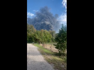 В Техасе горит химзавод, очевидцы делятся кадрами гигантского столба черного дыма. 3