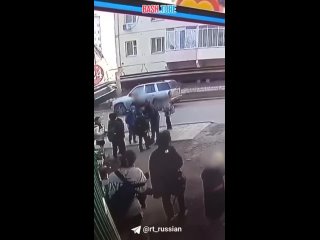 🇷🇺 На десятилетнего ребёнка в Якутске напал отец его одноклассника - тряс его и поднимал за куртку