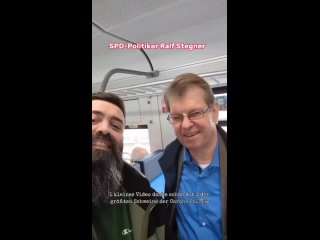 SPD Politiker Ralf Stegner lacht noch schön blöd in die Kamera dabei-Cooler Filmer mit Cochones  🤣