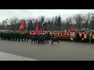 Почётный караул прошёл маршем по аллее в Чистяковской роще у памятника жертвам фашистского террора