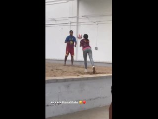 Рональдиньо играет в волейбол