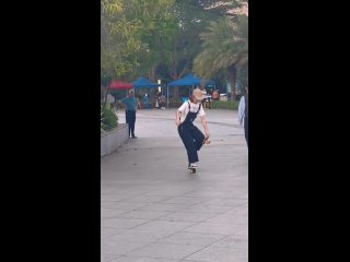 Скейт, называемый "амбидекстр", предназначен для использования как левой, так и правой ногой. Традиционно скейтборды... (видео)