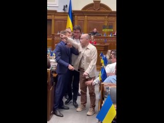 🇺🇦 Ucrania loca: durante un enfrentamiento en la Rada, un diputado bandido cortó el teléfono de un diputado nazi