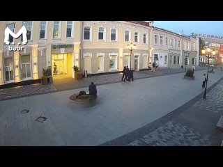 Фонарь в центре Иркутска упал, не выдержав зажигательных танцев со школьниками