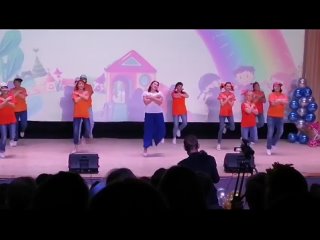 Ко Дню Дошкольных работников творческий коллектив нашего детского сада выступил на сцене с шуточной танцевальной композицией.
