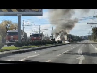 Авто сгорело посреди дороги в Волгограде