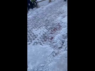 В Якутске нарушитель пытался уйти от ДПС с полицейским на капоте. По данным местных СМИ, водителя задержали, но что именно было
