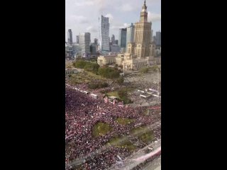 В столице Польши прошла демонстрация оппозиционной партии “Гражданская платформа“. Оппозиционеры обвиняют правящую партию в нару