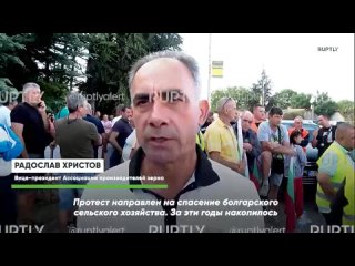 Los agricultores en tractores bloquearon el tráfico en muchas carreteras de Bulgaria, exigiendo a las autoridades que prohíban l
