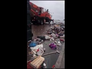 😨 Идут работы по подъему мусоровоза под Новороссийском...