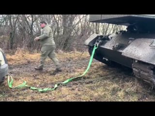 #СВО_Медиа #Военный_Осведомитель
Противник нашел новое применение своим Leopard 1A5 в качестве тягачей для утонувших в грязи маш