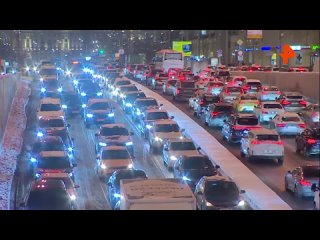 Любимые и уже такие родные пятничные пробки в Москве сегодня стали еще больше. Виновник столпотворения автомобилей — снегопад и