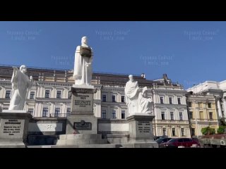 В Киеве на Михайловской площади на памятник Княгини Ольги надели бронежилет с надписью «Ей нужна броня»