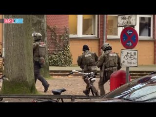🇩🇪 Двое мужчин с огнестрельным оружием захватили школу в Гамбурге, сообщает Bild