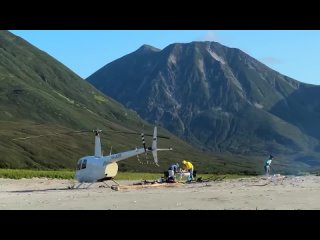 Рыбалка на Вертолете на Камчатке. Уха, Икра, Медведи и Вулканы!