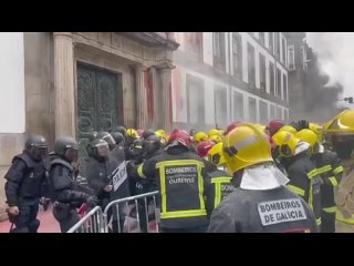 ⭐️Los enfrentamientos entre policías y bomberos estallaron hoy en la ciudad española🇪🇦 de Ourense cuando los bomberos, en huelga