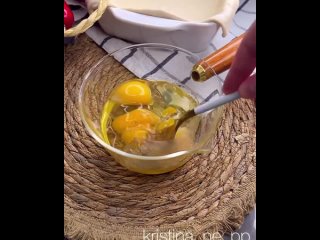 Киш с курицей и грибами 🥚🧀🥛
Тебе понадобится: 
Куриное филе - 650 гр
Шампиньоны - 250 гр
Лук репа - 1 шт
Слоеное... (видео)