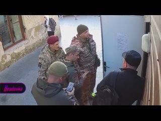 «Вам повестка!» — во Львове шестеро украинских военкомов силой вытащили инвалида с рабочего места прямиком на могилизацию