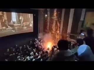 В Индии фанаты запустили фейерверк прямо в кинотеатре