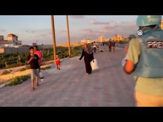 ️A Palestinian journalists hands water to refugees evacuating towards the south of the Gaza strip!