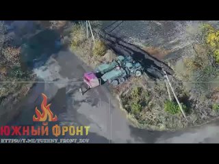 #СВО_Медиа #Военный_Осведомитель
Удар “Ланцета“ по украинскому бензовозу с последующим взрывом последнего, Бахмутское направлени