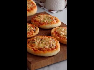 Мини-пиццы, как в школьной столовой (ингредиенты указаны в описании видео)