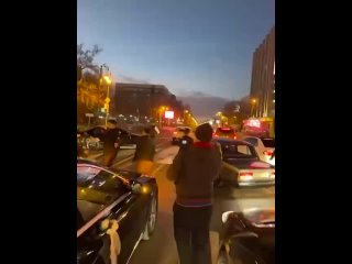 ❗В Тюмени азербайджанские мигранты перекрыли центральную улицу и начали танцевать своё дерьмо!🤬