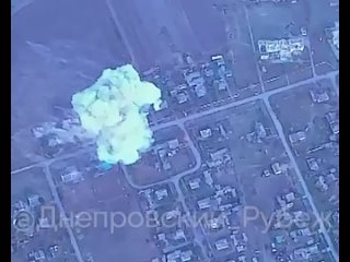 Ракетный удар по зданию с небольшим украинским складом БК на правом берегу Днепра в Херсонской области.