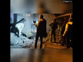 Спасатели пытаются вытащить жителей дома Калининского района из-под завалов   На кадрах последствия