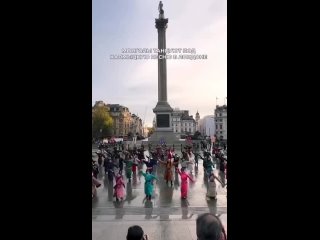 В сети набирает популярность видео с танцами под калмыцкую музыку в Лондоне. __Шоу на площади устроили монгольские артисты_ кото