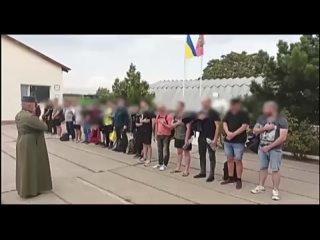 В Одесской области всех кого поймали при попытке убежать в Молдавию решили сразу же начать перевоспитывать. Их заставили петь ги