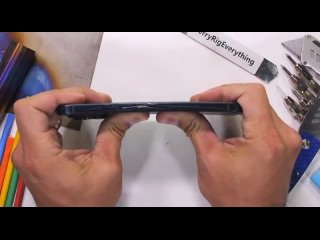 🥊 El nuevo iPhone 15 de titanio resulta sorprendentemente fácil de romper