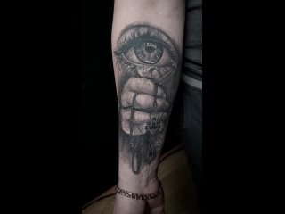 Tattoo глаз с крестом полностью завжившая