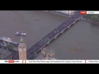 А вот картинка из Лондона: пропалестинские митингующие заняли Вестминстерский мост в столице Британии.