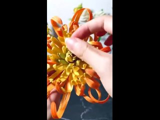 Завораживающий процесс создания цветов из листьев кукурузы