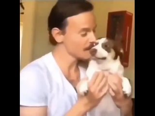 Мужик целует соьаку (собаку), а той это очень сильно не нравится