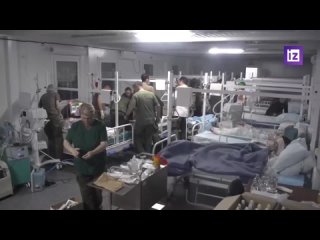 Los médicos militares rusos brindan asistencia médica a los civiles en Nagorno-Karabaj afectados por una explosión de combustibl