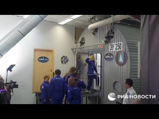 В Москве начался эксперимент по изоляции экипажа для имитации полета на Луну - шестерых космонавтов заперли на целый год в специ