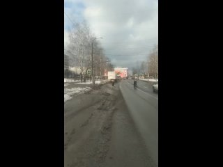 По проспекту 70 лет Октября (7-ой микрорайон Сормовского района) в направлении Сормовского привоза вдоль дороги,... (видео)