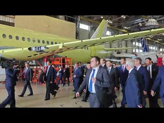 Лидер КНДР Ким Чен Ын посетил российские авиационные заводы в Комсомольске-на-Амуре.

Ким Чен Ын и Денис Мантуров осмотрели агре