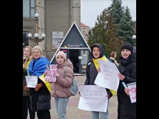 Украинские женщины вышли на митинги с требованием демобилизации — география протестов расширяется на крупные города страны-404