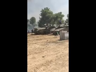 ⭐️Los palestinos🇵🇸 capturaron otro lote de vehículos blindados israelíes🇮🇱 compuesto por un tanque Merkava  y un vehículo d