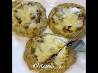 Белковые, куриные ватрушки с грибами 😋
 
Ингредиенты: 
Фарш из куриной грудки- 500 гр 
Творог - 100 гр 
Яйцо-1 шт... (видео)