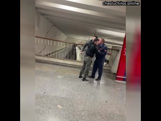 В московской подземке пьяный якут избил мигранта за то, что тот назвал его чуркой  Сотрудник метропо