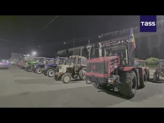 🇲🇩Les agriculteurs moldaves arrivés à Chisinau pour protester avec leurs tracteurs se sont installés devant le bâtiment du gouve