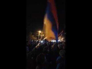 🇺🇸🇷🇺🇦🇿🇦🇲Вчера у посольства РФ в Ереване начался антироссийский митинг: некоторая часть армян решила свалить всю вину за сдачу На