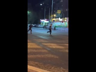 В конце видео погоня полиции за нестандартным регулировщиком на перекрестке улиц 50 лет Октября и Одесская